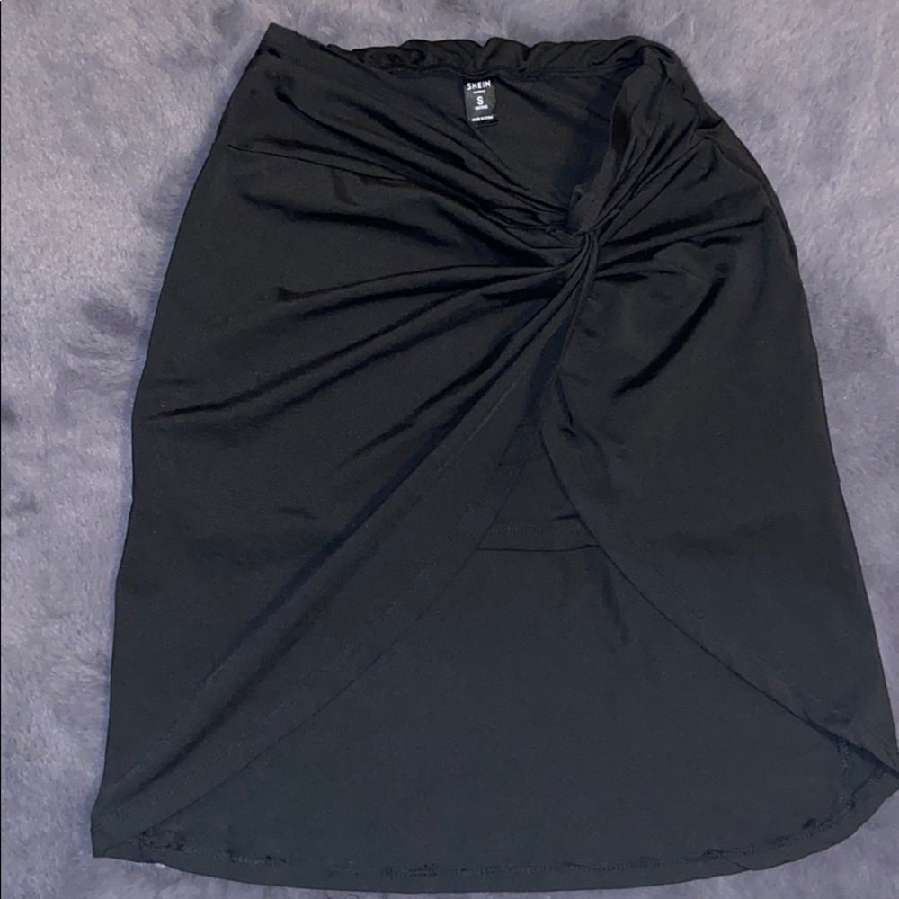 Black pencil skirt with knot